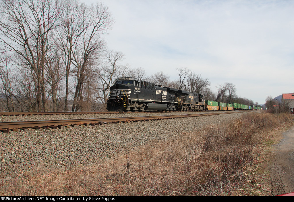 NS 4506 leads a westbound stack train